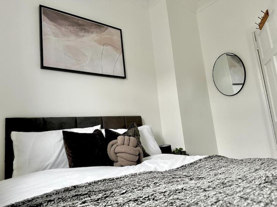 Serviced 4 Bed 2 Bath Manor Park House Apartamento Londres