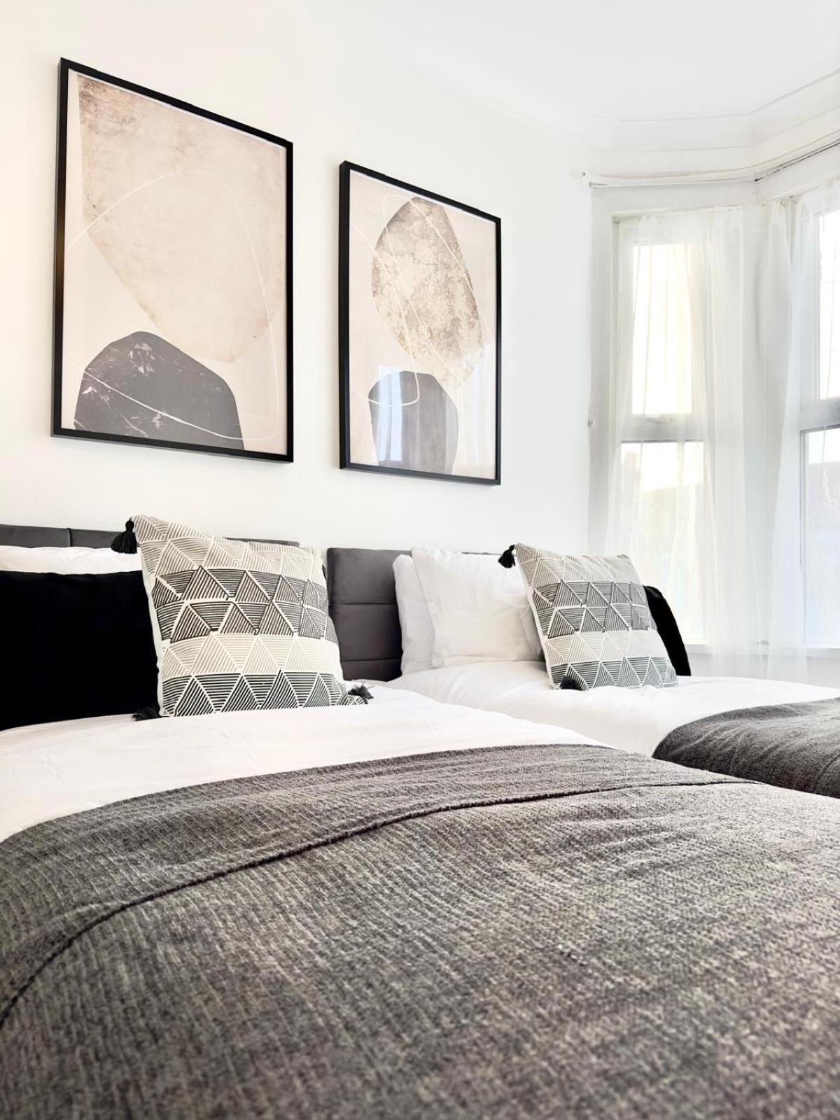 Serviced 4 Bed 2 Bath Manor Park House Apartamento Londres