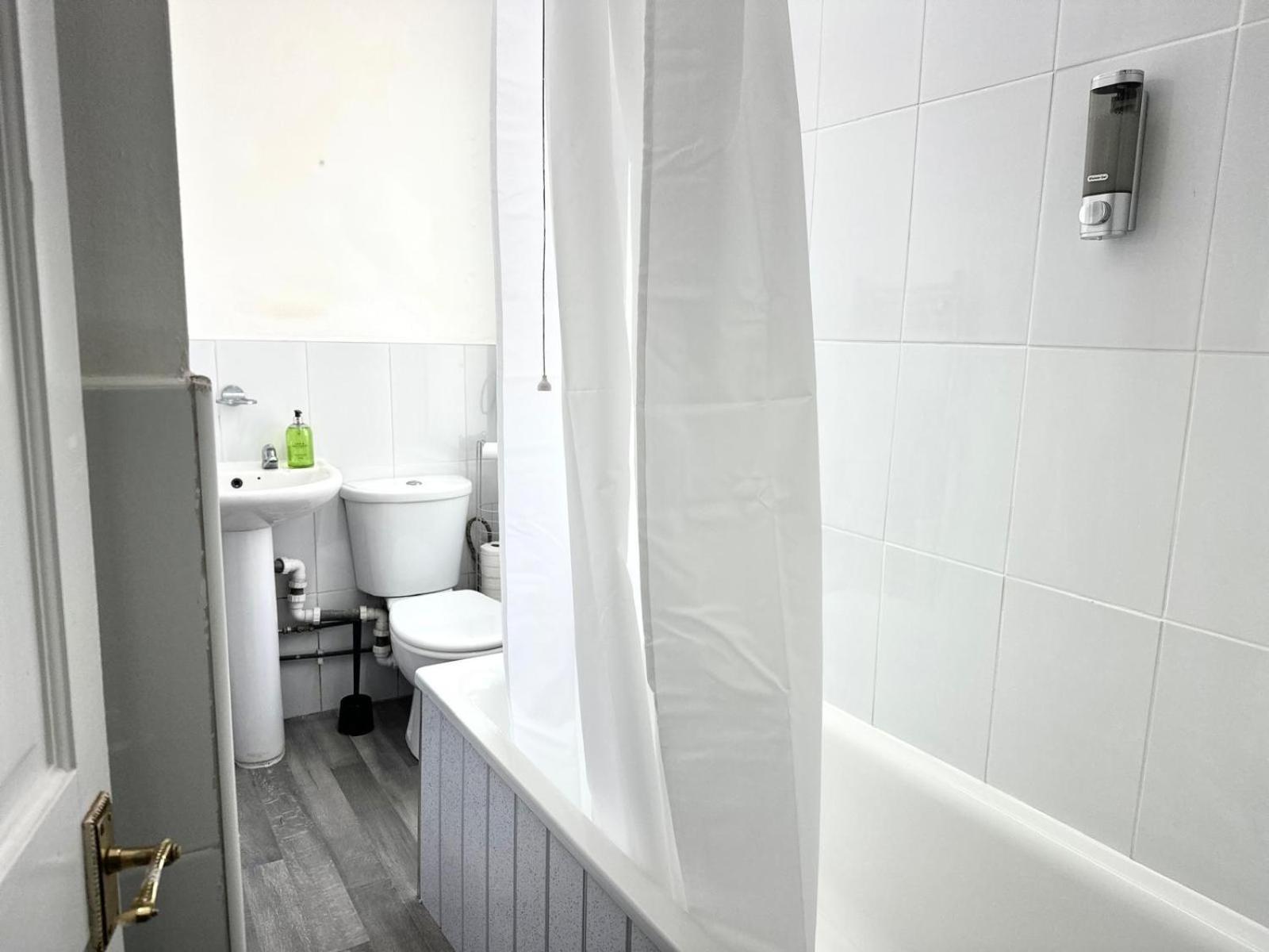 Apartamento Serviced 4 Bed 2 Bath Manor Park House Londres