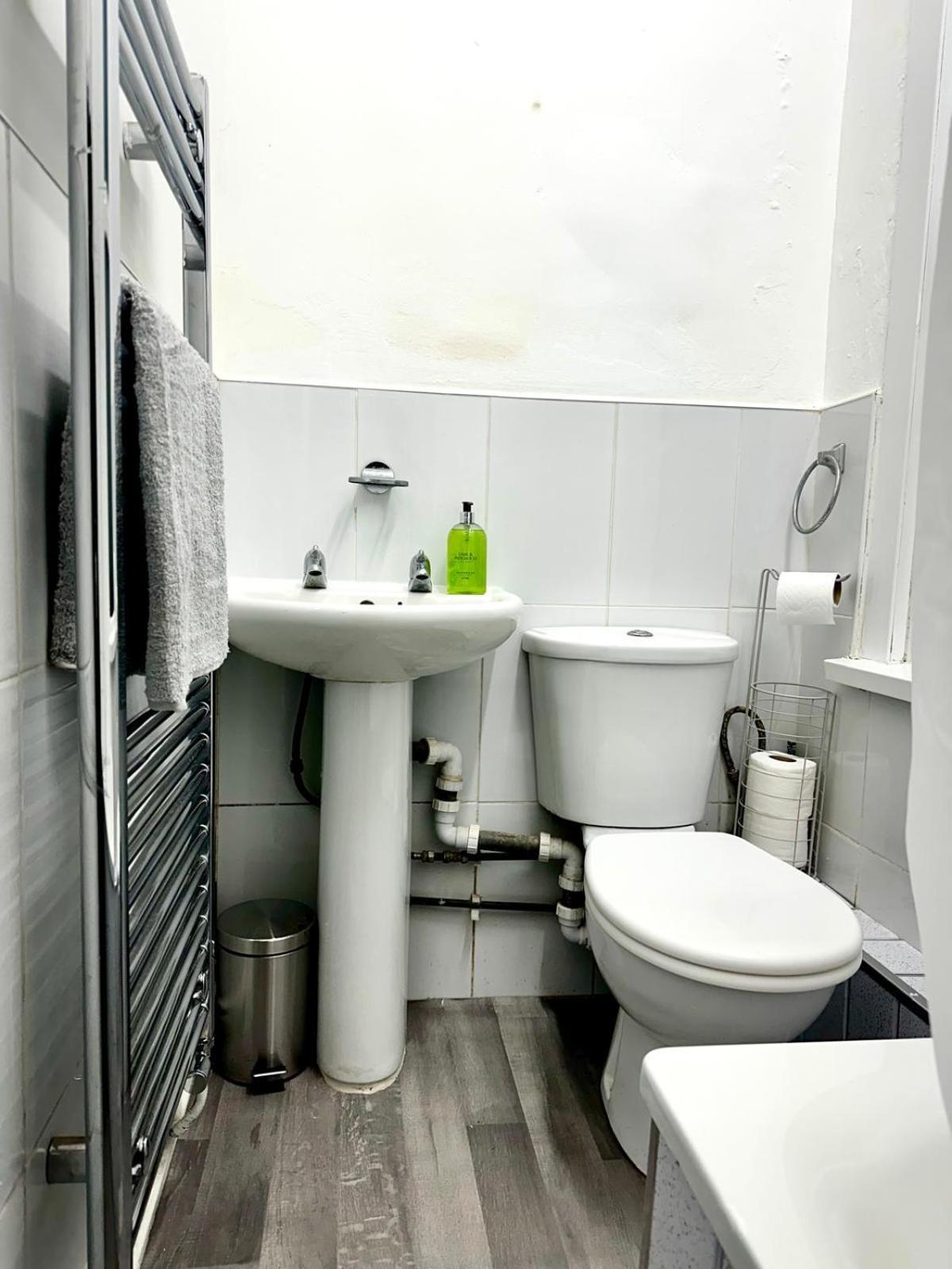 Serviced 4 Bed 2 Bath Manor Park House Apartamento Londres