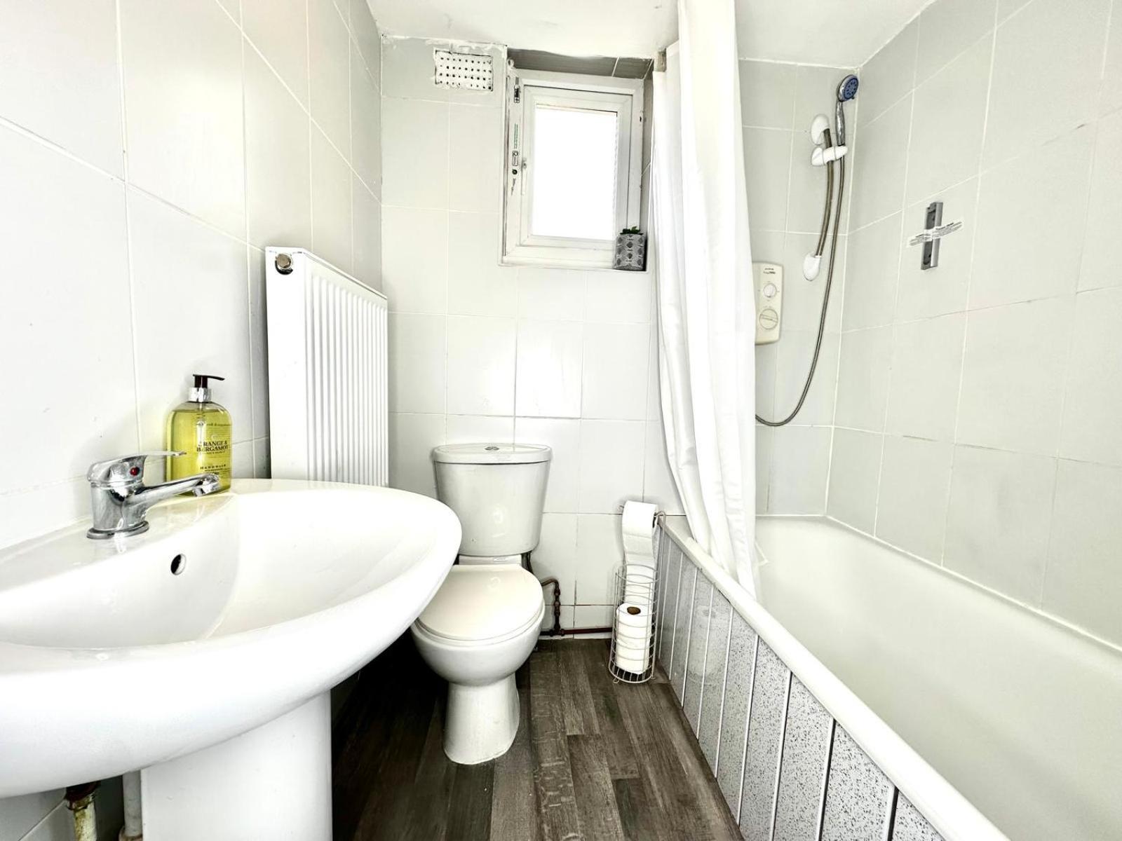 Serviced 4 Bed 2 Bath Manor Park House Apartamento