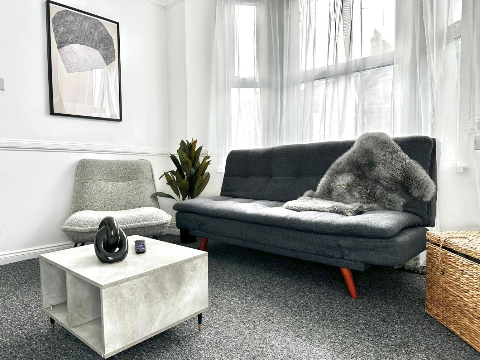 Serviced 4 Bed 2 Bath Manor Park House Apartamento Londres